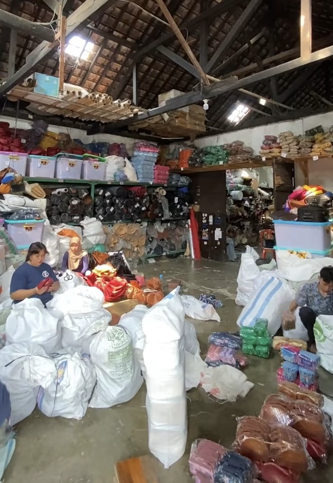 Gudang bahan baku dan tim produksi Ellysa Bags di workshop Ambarawa